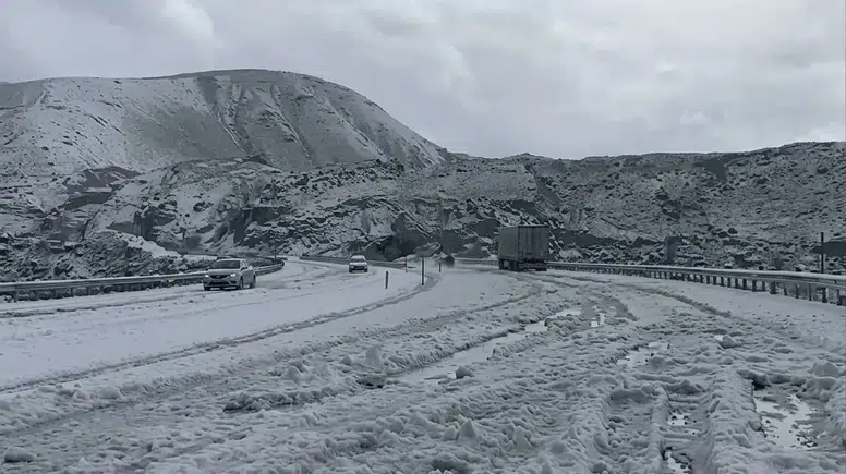Haziran ayında Tendürek Geçidi beyaza büründü