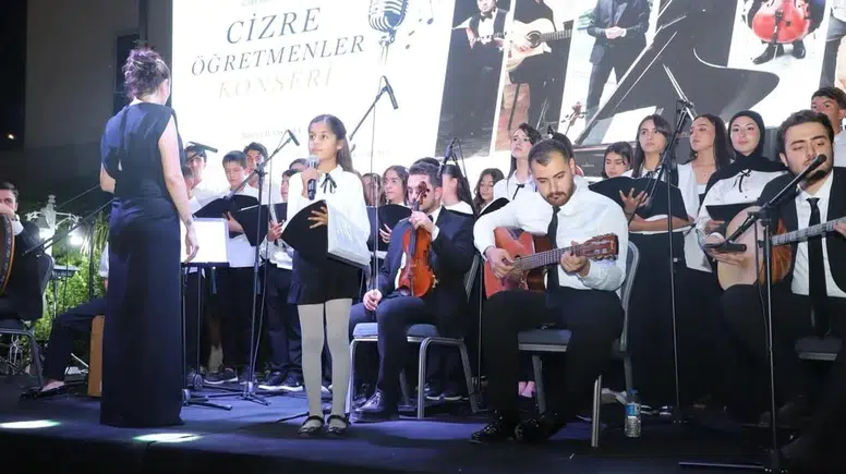 Cizre sahnesinde öğretmen ve öğrenciler bir araya geldi