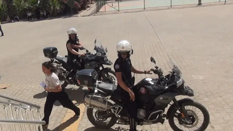 Cizre'de YKS sınavına yetişmeye çalışan öğrencileri polis motosikletleri kurtardı
