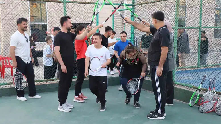 Cizre'de özel çocuklar tenis kortunda buluştu