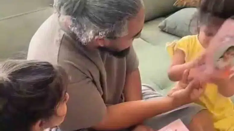 İkizlerin karne heyecanı babalarının hatasıyla komik bir anıya dönüştü