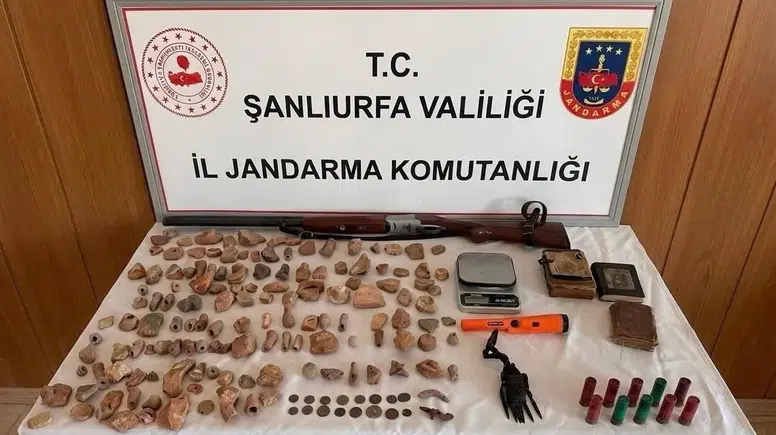 Halfeti'de tarihi eser operasyonu Jandarma evde define malzemeleri yakaladı