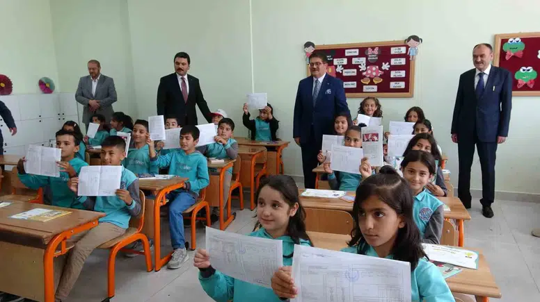 Van'da karneler dağıtıldı öğrenciler tatile çıktı