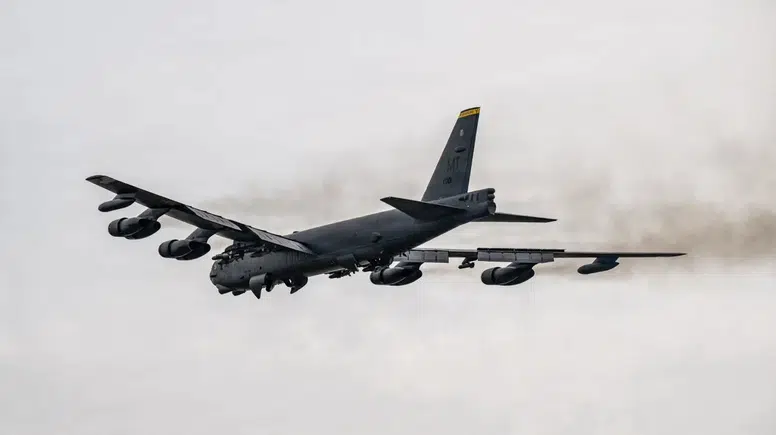 Göklerdeki dev sessizliğe gömüldü: ABD'nin efsanevi B-52 bombardıman uçağı düştü