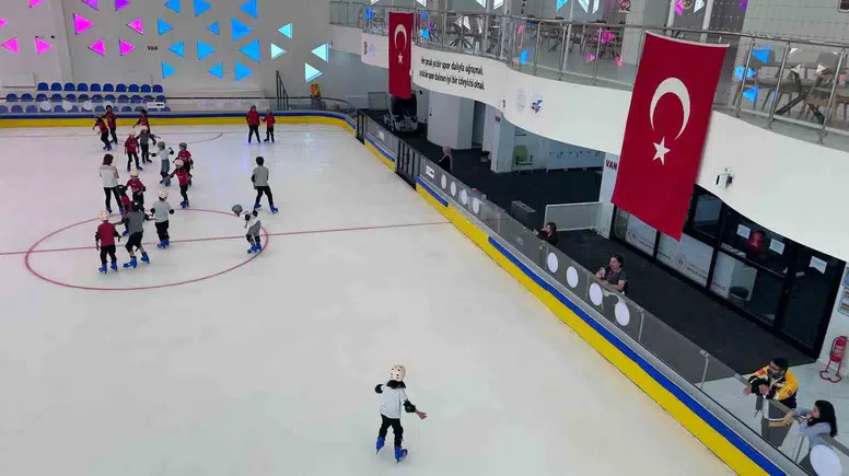 Vanlı gençler kavurucu sıcağı buz pistinde serinleyerek atlatıyor