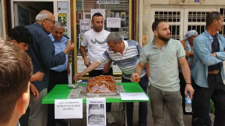 Gercüş’te Aziz Yıldırım kutlaması Sokakta lokma dağıttı