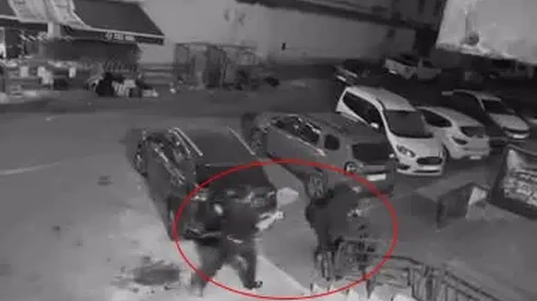 Bağlar'da gece yarısı lastik hırsızlığı kamerada