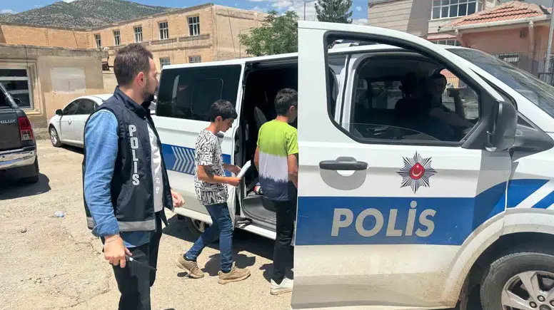 Sason’da LGS telaşı yaşayan öğrencilerin imdadına polis koştu