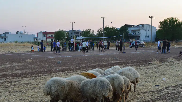 Mardinli gençler toprak sahada voleybol heyecanını yaşıyor