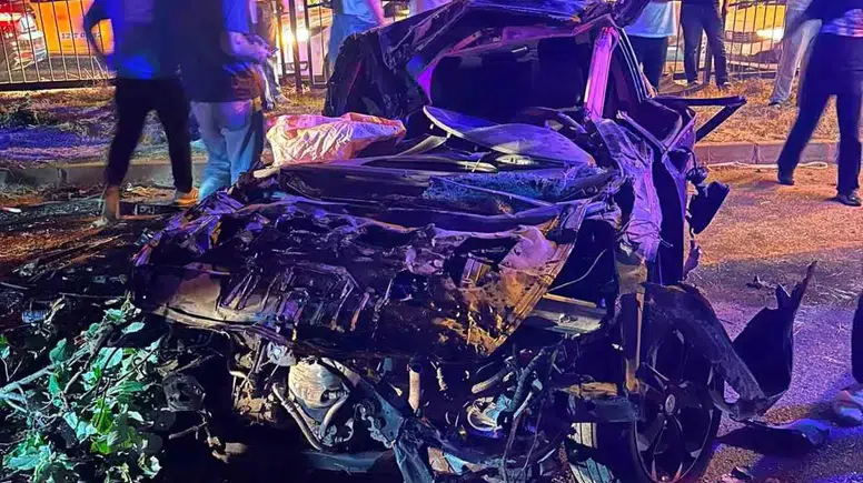 Bingöl merkezde kontrolden çıkan araç refüje çarparak ağır hasar aldı