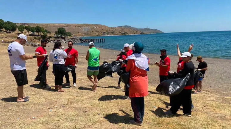 Tatvanda 15 Temmuz anması sonrası Van Gölü kıyısında temizlik yapıldı
