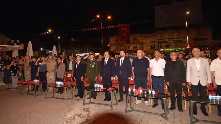 Ahlat halkı demokrasi şehitlerini anmak için meydanlarda toplandı