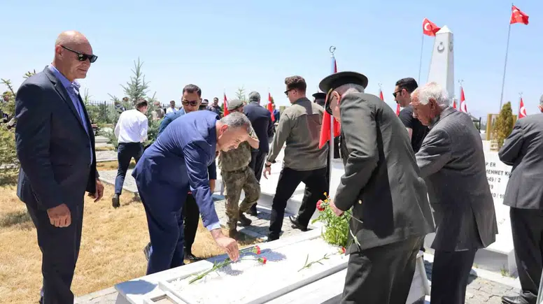 Ağrı protokolü 15 Temmuz şehitlerini kabirleri başında dualarla andı