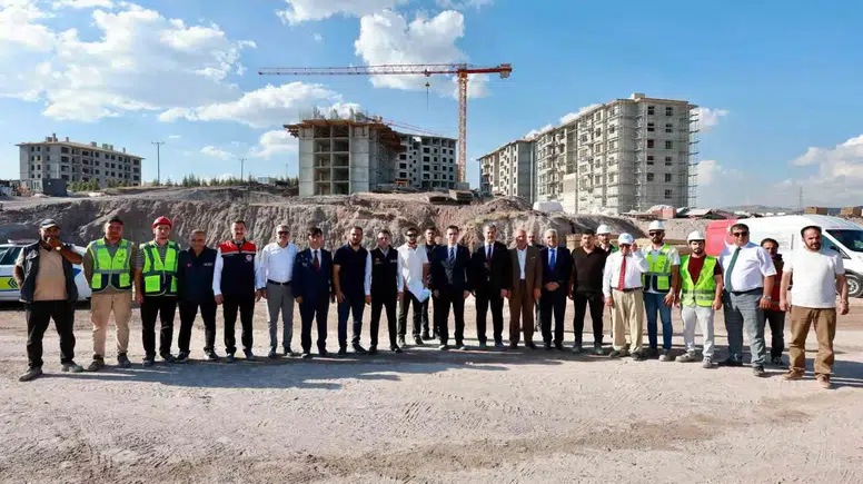 Bitlis Valisi Ahlat'ta Ahıskalı Türkler İçin Hazırlanan Yeni Konutları Denetledi