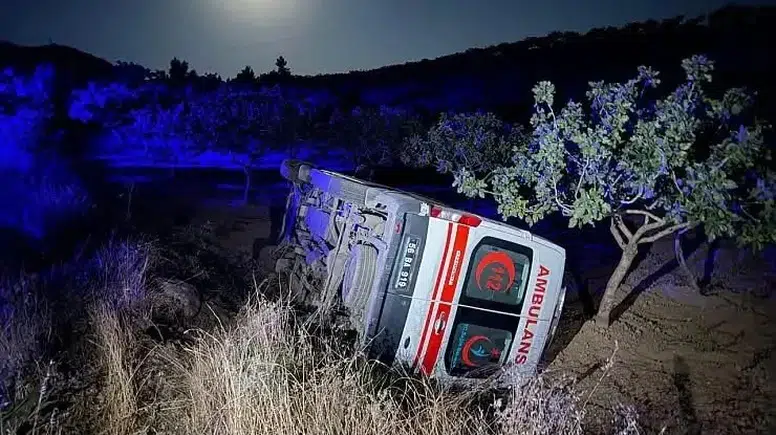 Pervari'de şarampole devrilen ambulanstaki sağlık ekibi kazayı yara almadan atlattı