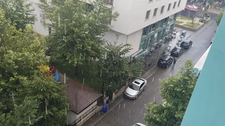 Bingöl merkezinde aniden başlayan yağış hayatı olumsuz etkiledi