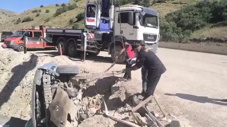 Yüksekova Van yolunda otomobil devrildi üç kişi yaralandı