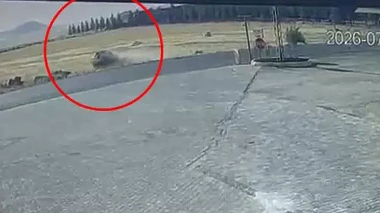 Derik ilçesinde kontrolden çıkan otomobil takla atarak ters döndü