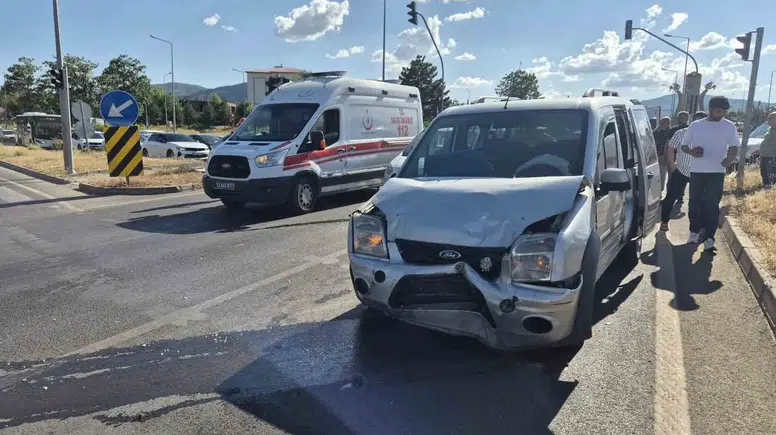 Bingöl merkezde yaşanan trafik kazasında iki araç çarpıştı ve iki kişi yaralandı