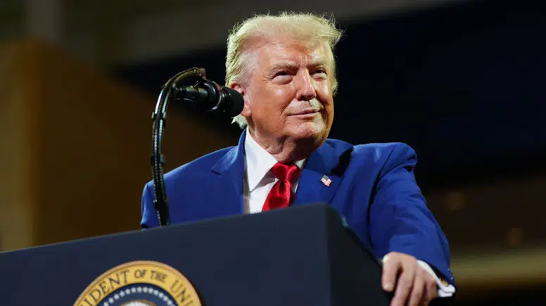 Trump'tan şaşırtan çıkış: 2028 için kolları sıvadı, sahneye şapkasıyla çıktı