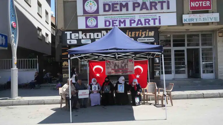 Muşta evlat nöbetindeki aileler çocuklarına kavuşmak için çağrılarını yineledi