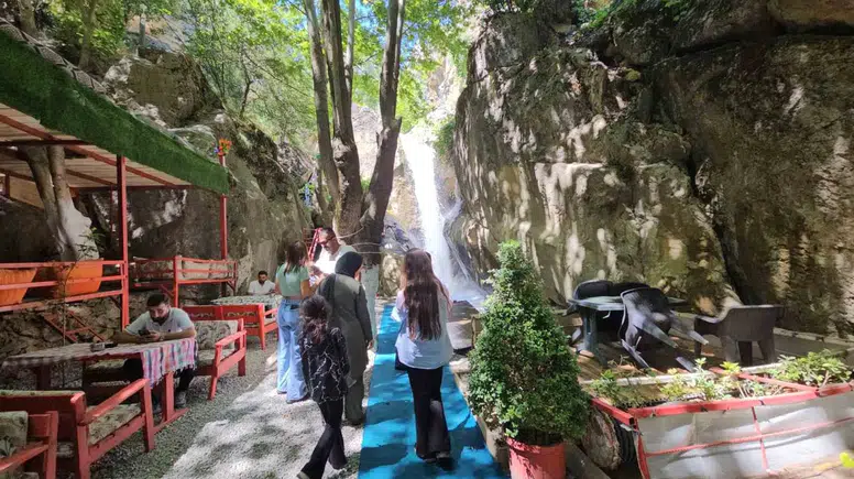 Şemdinli Nehri Şelalesi sıcaklarda serinlemek isteyenlerin yeni adresi oldu