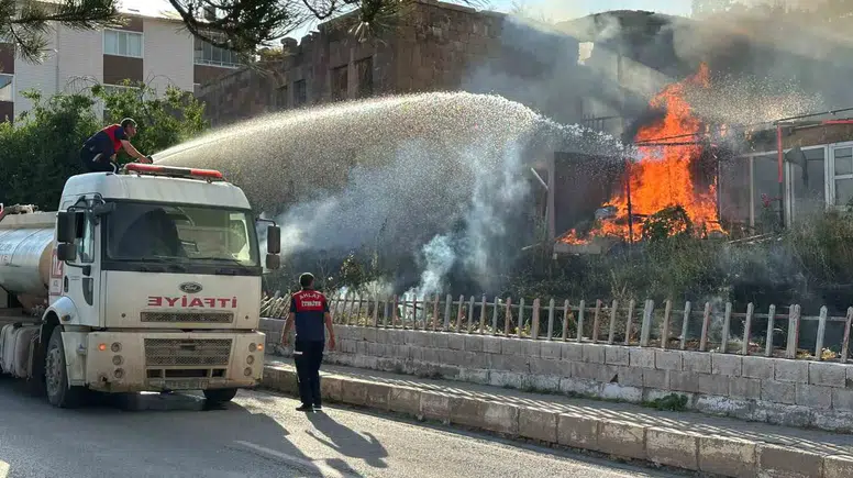 Ahlat ilçesindeki iş yeri bahçesinde çıkan yangın kontrol altına alındı