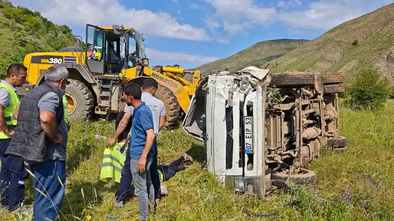 Karlıova yolunda devrilen su tankerindeki sürücü kurtarılamadı