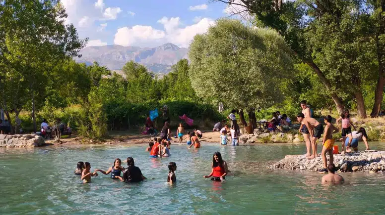 Çemişgezek halkı kavurucu sıcaklardan Tağar Çayı kenarında serinleyerek kaçıyor