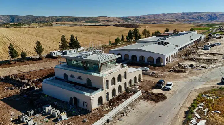Siirt Havalimanı yeni terminal binasında çalışmaların yüzde 85'i tamamlandı