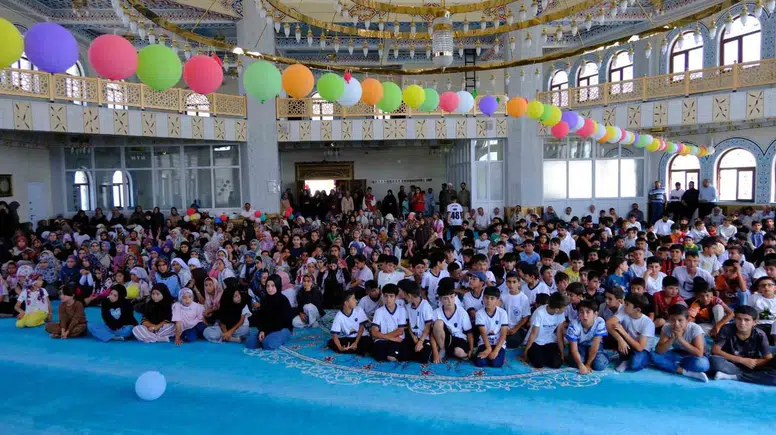 Tuşba ilçesinde yaz Kur'an kursları coşkulu bir törenle sona erdi