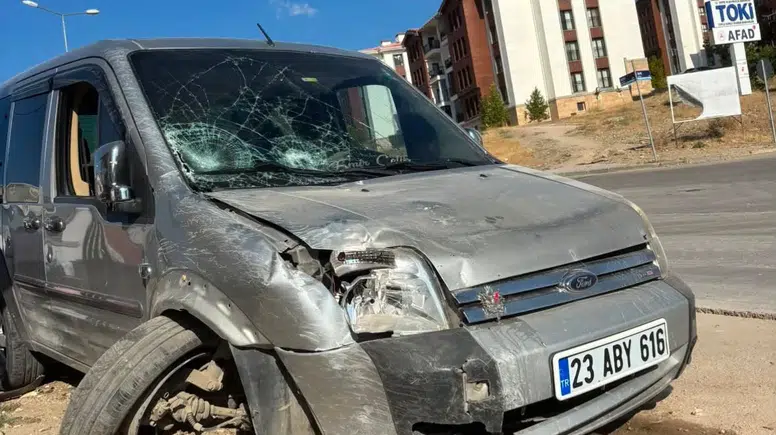 Elazığ’da kontrolden çıkan araç kaldırıma çarptı
