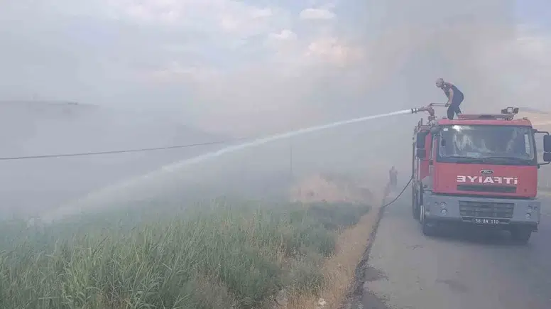 Siirt Üniversitesinin yanındaki arazide çıkan yangın yüz dönümü küle çevirdi