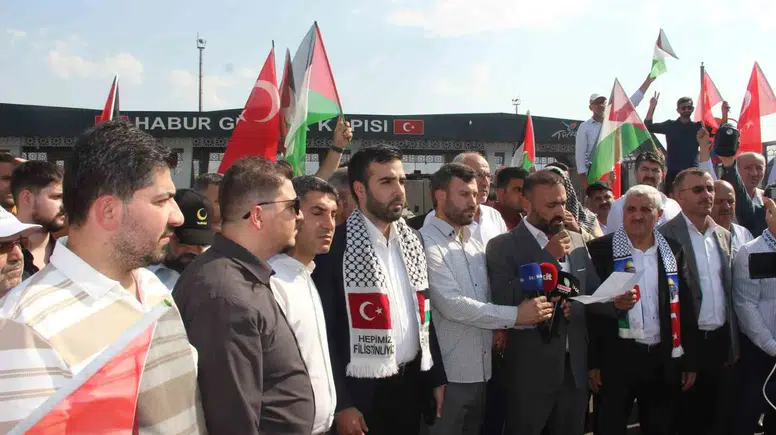 Gazze yolundaki yardım konvoyunun Irak sınırında durdurulması protesto edildi