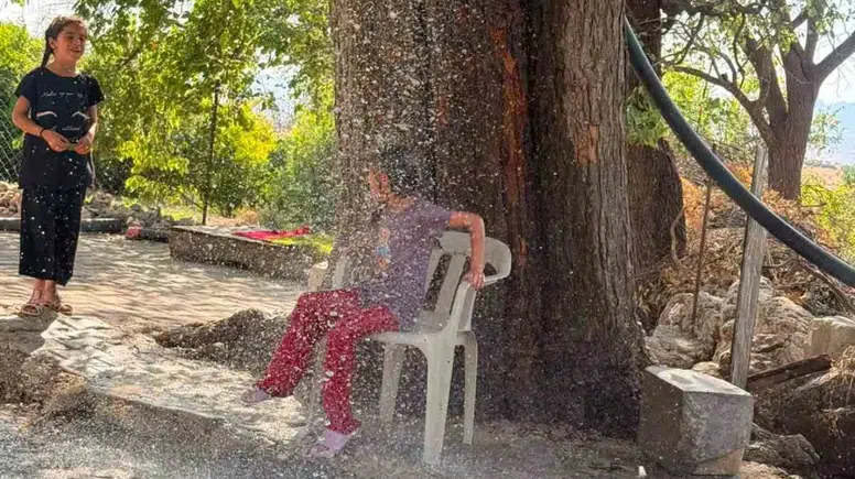 Çermik halkı kavurucu sıcaklardan korunmak için ağaçları duşa çevirdi