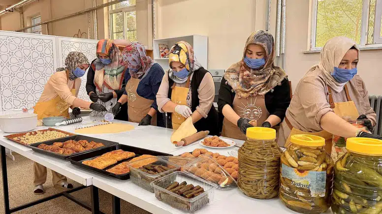 Hamur'da 7 kadının el emeği hem sofralara hem aile bütçesine katkı oluyor