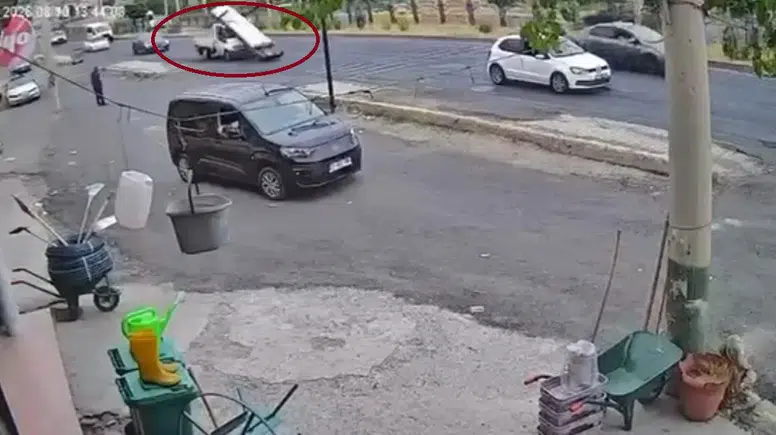 Diyarbakırda kamyonetten yola savrulan demirler trafiği birbirine kattı