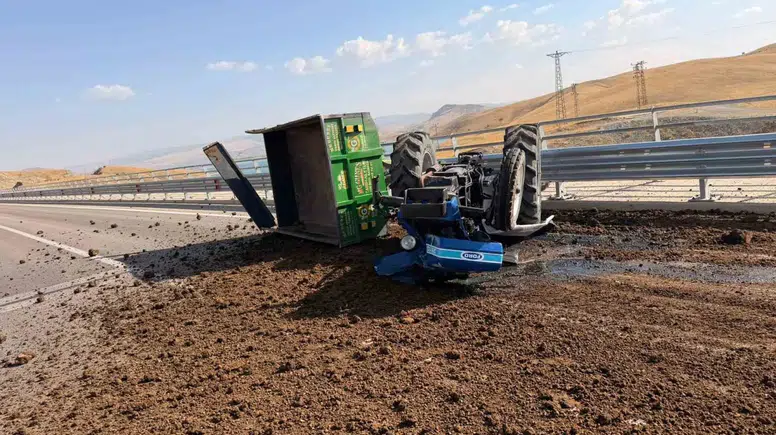 Virajı alamayan gübre yüklü traktör devrildi, o anlar kamerada
