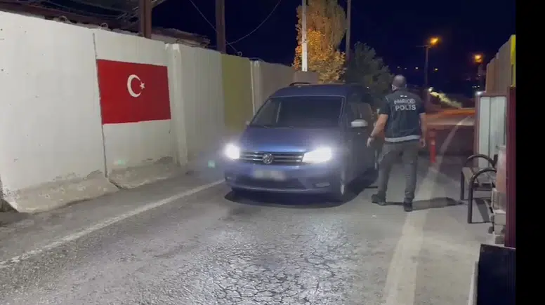 Stepneye gizlenmiş 6,5 kilo skunk, Tatvan'da yakayı ele verdi