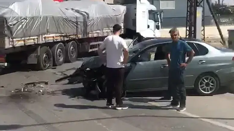 Muş'ta otomobil ile tırın çarpışması sonucu bir kişi yaralandı