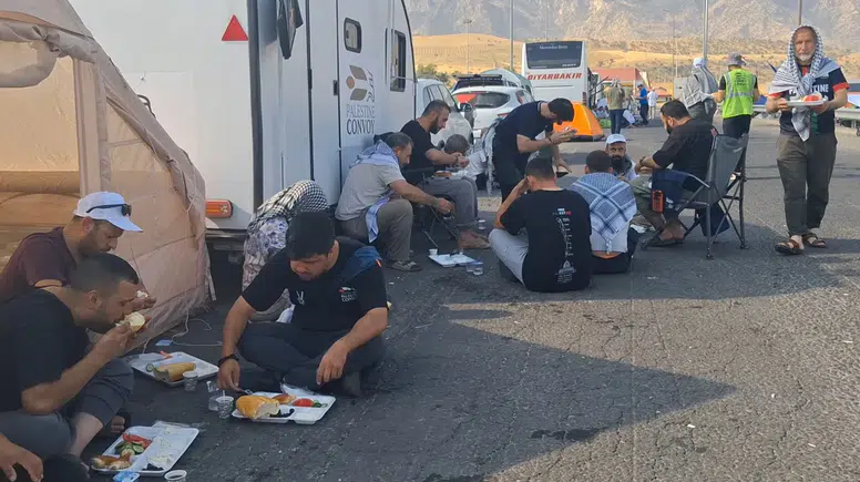 Sınırda bekleyen Filistin destekçilerine Şırnaklı iş insanından yemek yardımı