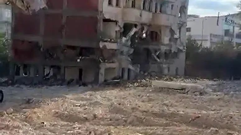 Elazığda kentsel dönüşümdeki binanın yıkımı saniyeler içinde tamamlandı