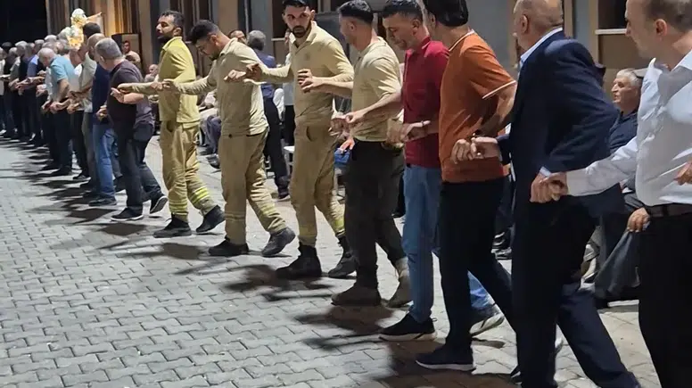 Eruhlu orman işçileri yangın söndürme görevinden düğün halayına geçti