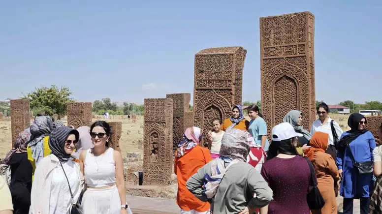 Malazgirt Zaferi'nin 955. yılında Ahlat'ta tarihi mezarlığa yoğun ilgi