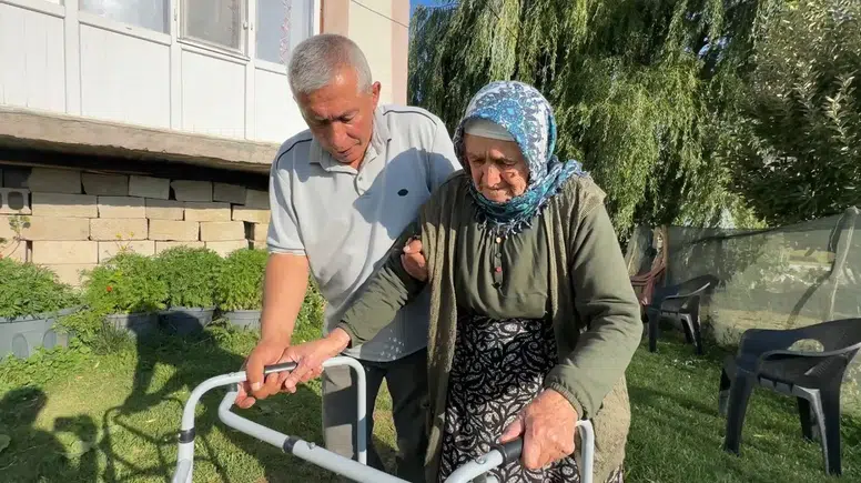 Yürüme yetisini kaybeden annesinin 20 yıldır her ihtiyacına koşan evlat