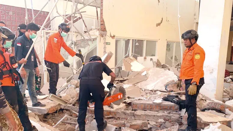 Endonezya’da korku dolu anlar: 7.7’lik depremde bilanço ağırlaşıyor