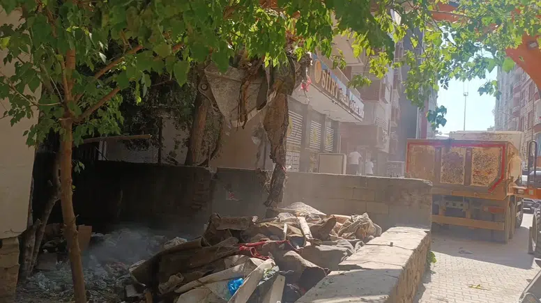 Siirt'te çöp biriken iki katlı konut belediye ekiplerince boşaltıldı