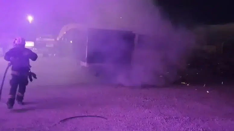 Kızıltepe'de park halindeki kamyon alevlere teslim oldu