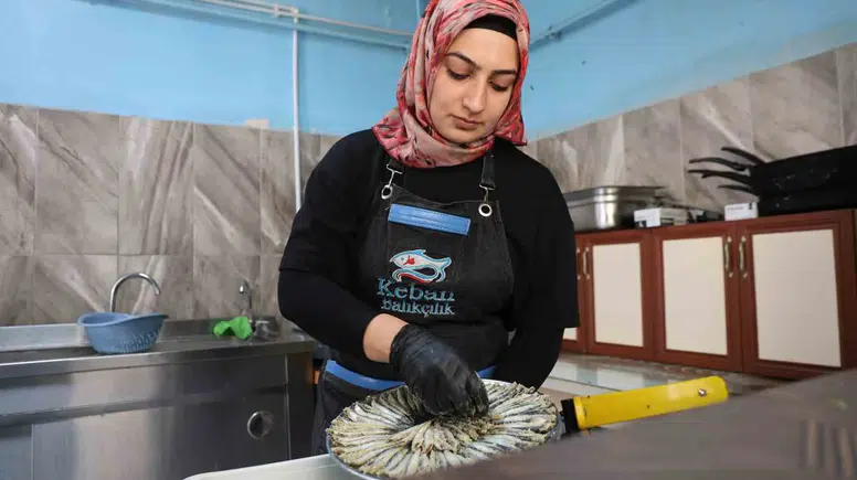 Elazığ'ın tek kadın balık ustası Sena Tunç siparişlere yetişemiyor