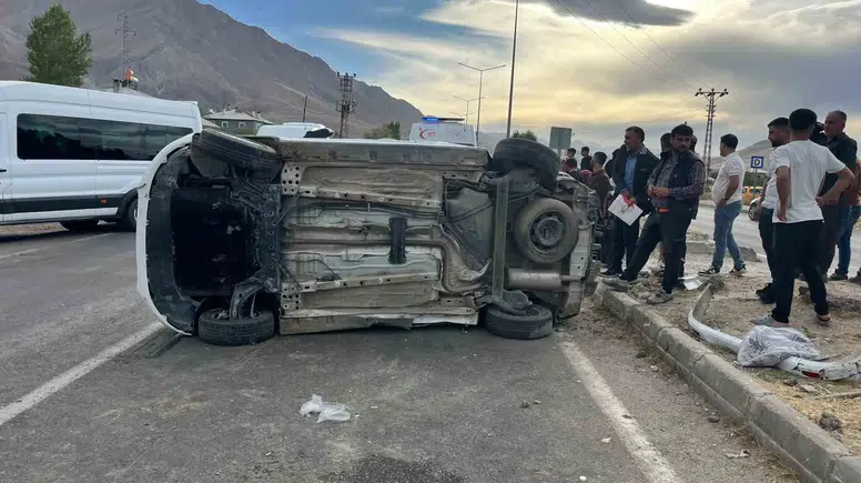 Van Gevaş yolunda iki aracın karıştığı kazada üç kişi yaralandı